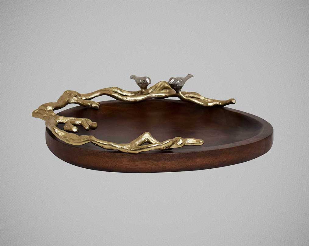 Platter in dark walnut with a decorative finish wood with gold-finished nickel-plated aluminum handle.