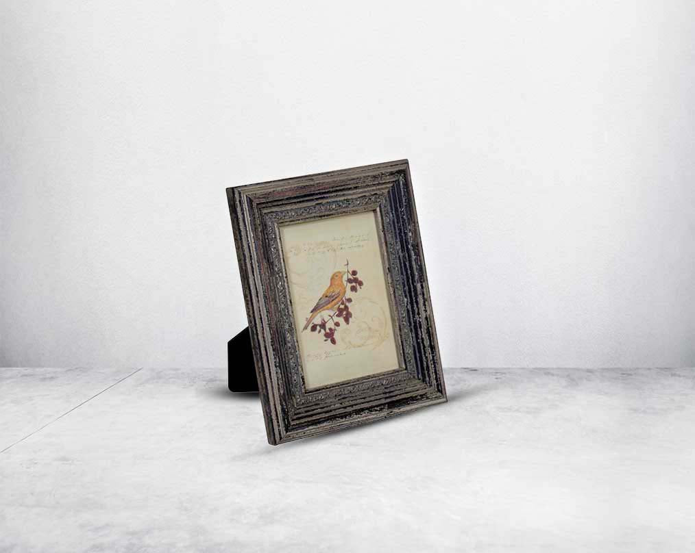 Photo frame in wood with decorative border in classic design.