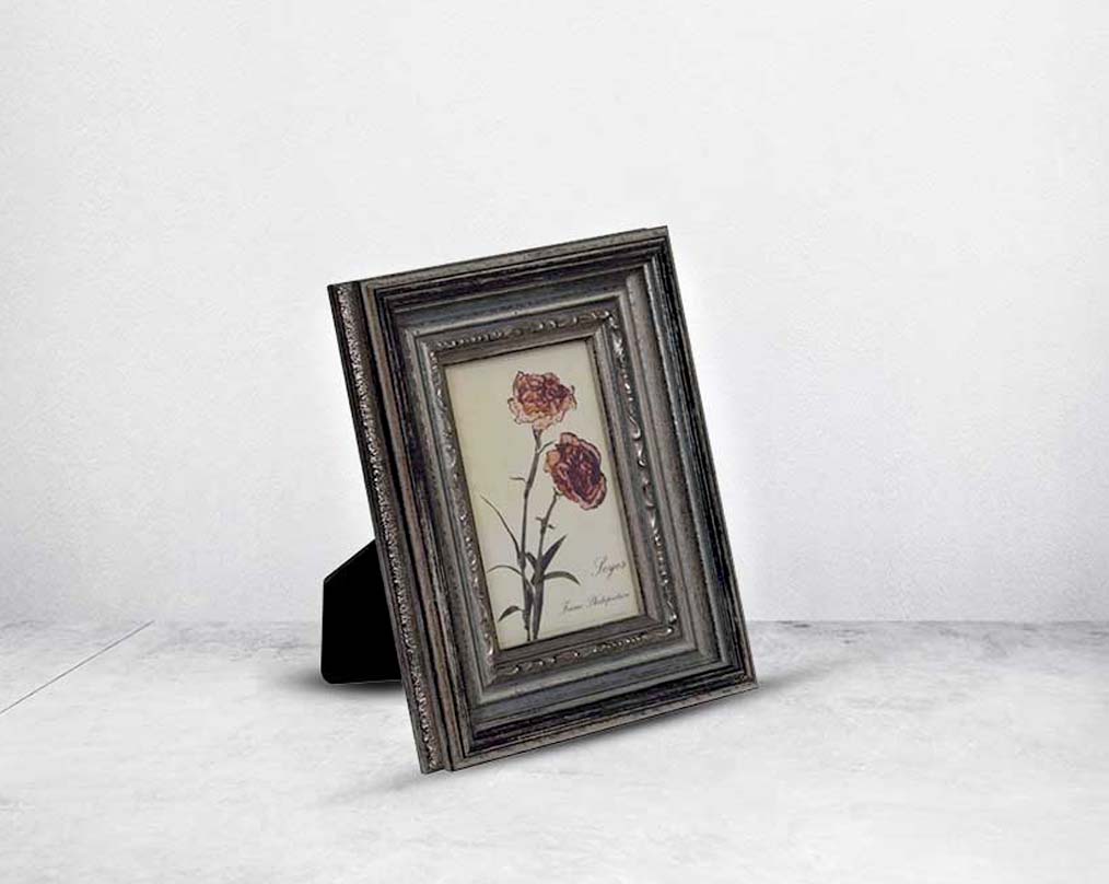 Photo frame in wood with decorative border in classic design.