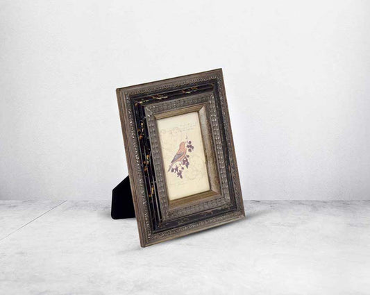 Photo frame in wood with decorative border in classic design.