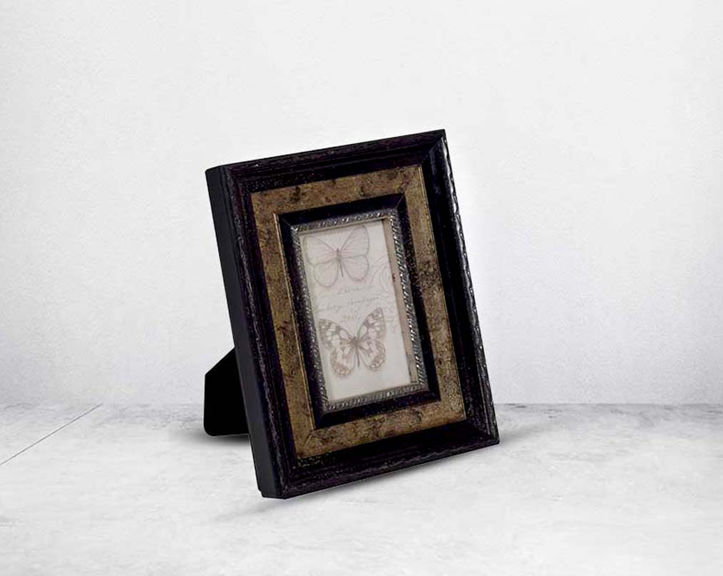  Photo frame in wood with decorative border in classic design.