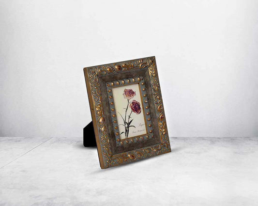 Photo frame in wood with decorative border in classic design.