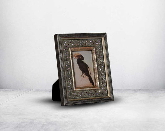 Photo frame in wood with decorative border in classic design.