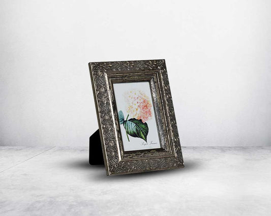 Photo frame in wood with decorative border in classic design.