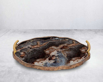 Round tray in marble finish with gold frame with handle in hammered metal.