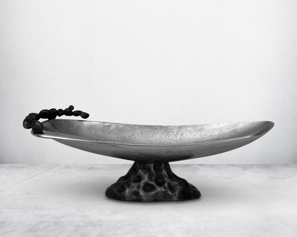 This oval aluminium bowl finished in nickel & grey brings a rich contemporary look to your living or dining room . It is perfect for serving appetisers & starters making the presentation very stylish.