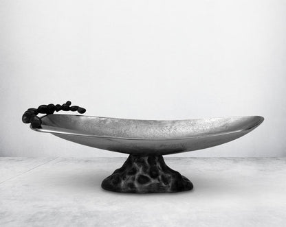 This oval aluminium bowl finished in nickel & grey brings a rich contemporary look to your living or dining room . It is perfect for serving appetisers & starters making the presentation very stylish.