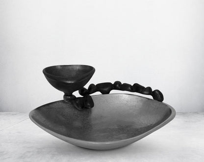 This aluminium platter finished in nickel & grey brings a rich contemporary look to your living or dining room . It is perfect for serving appetisers & starters making the presentation very stylish.