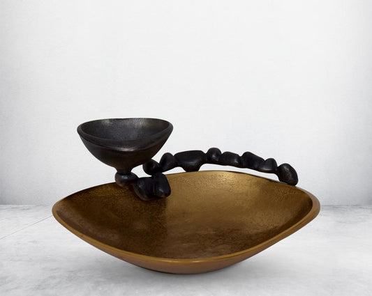 This aluminium platter finished in gold & grey brings a rich contemporary look to your living or dining room . It is perfect for serving appetisers & starters making the presentation very stylish. large 