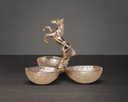 This attractive matt gold-finished aluminium tri bowl with horse handle makes for a perfect serving for any occasion.