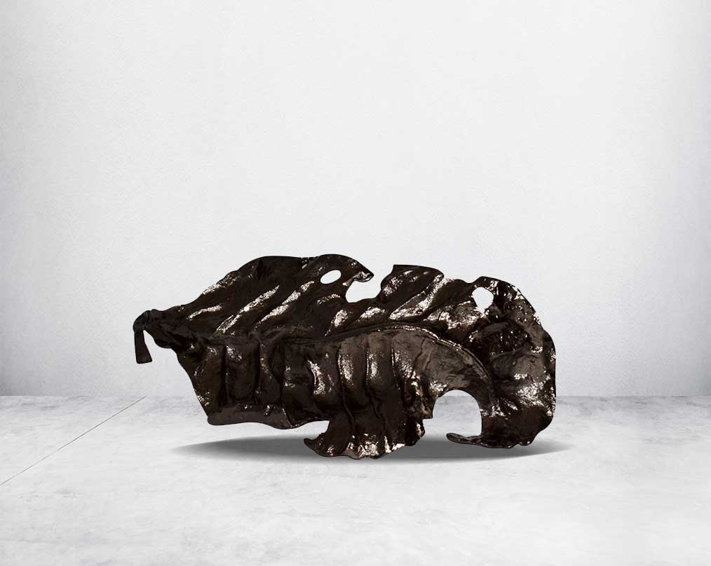 A gorgeous way to add artistry to a coffee or dining table, this decorative leaf makes for a stunning statement in any home large