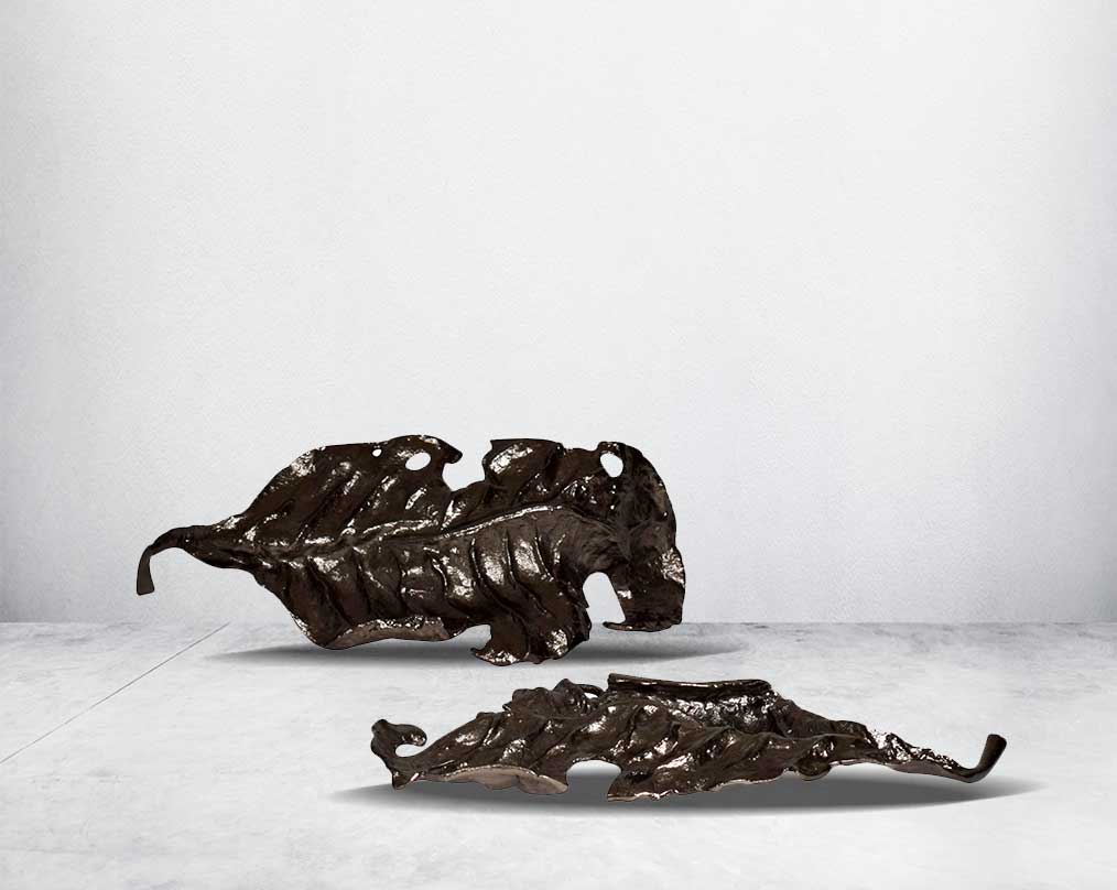 A gorgeous way to add artistry to a coffee or dining table, this decorative leaf makes for a stunning statement in any home.